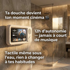 AquaPod 360 fixé au mur d'une douche en marbre, enceinte Bluetooth étanche avec support smartphone intégré affichant Netflix, texte : "Ta douche devient ton moment cinéma – 12h d'autonomie – Tactile même sous l'eau"